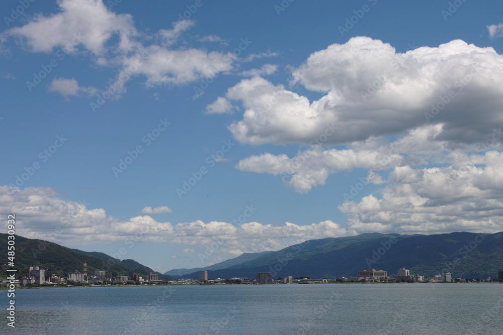 日本の夏空と夏の湖