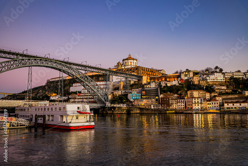 Vue depuis les quais de Ribeira à Porto