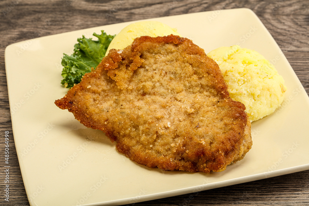 Crispy chicken schnitzel with mashed potato Crispy chicken schnitzel with mashed potato