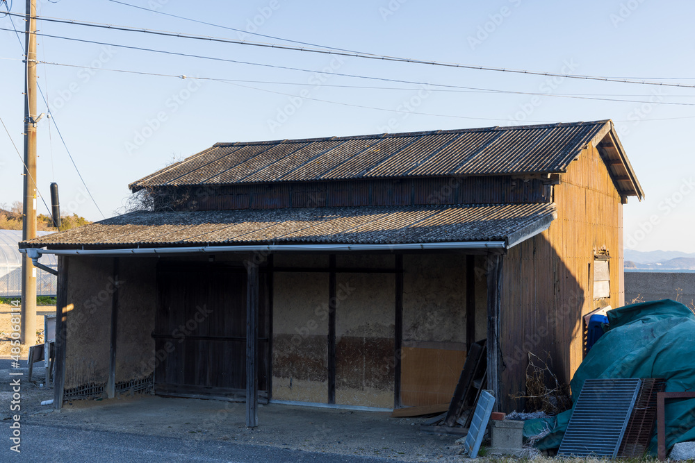 日本の岡山県瀬戸内市の前島のとても古くて美しい建物