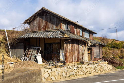 日本の岡山県瀬戸内市の前島のとても古くて美しい建物