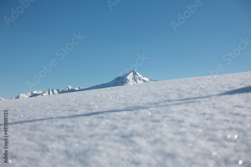 Schneefläche mit Berggipfel im Hintergrund