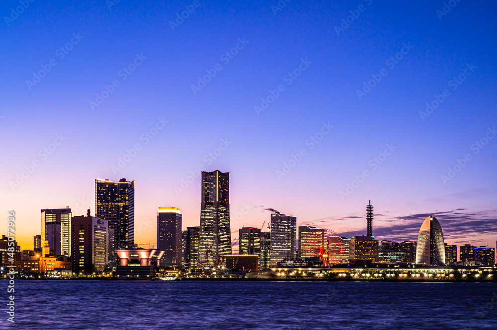 Fototapeta premium 【みなとみらい夜景】みなとみらいの光輝くビル群とのライトアップ