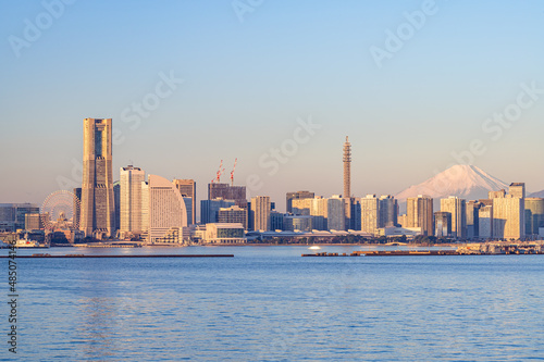 【横浜港快晴】早朝のみなとみらいのビル群と真っ白な富士山