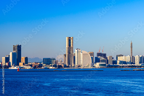 【横浜港　快晴】早朝のみなとみらいのビル群と青い空、青い海 © Jake55