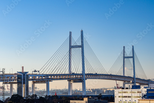 【横浜ベイブリッジ快晴】早朝の横浜ベイフリッジと青空