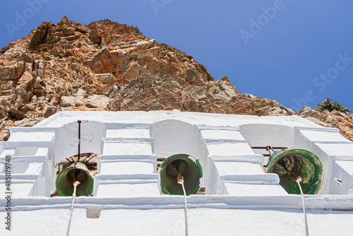 Glockenturm im Kloster Moni Chozoviotissa auf der griechischen Insel Amorgos