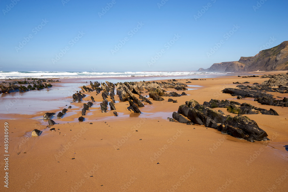 Praia da Cordoama und Praia do Castelejo am Atlantik in der Nähe von Vila do Bispo, Algarve, Distrikt Faro, Portugal, Europa
