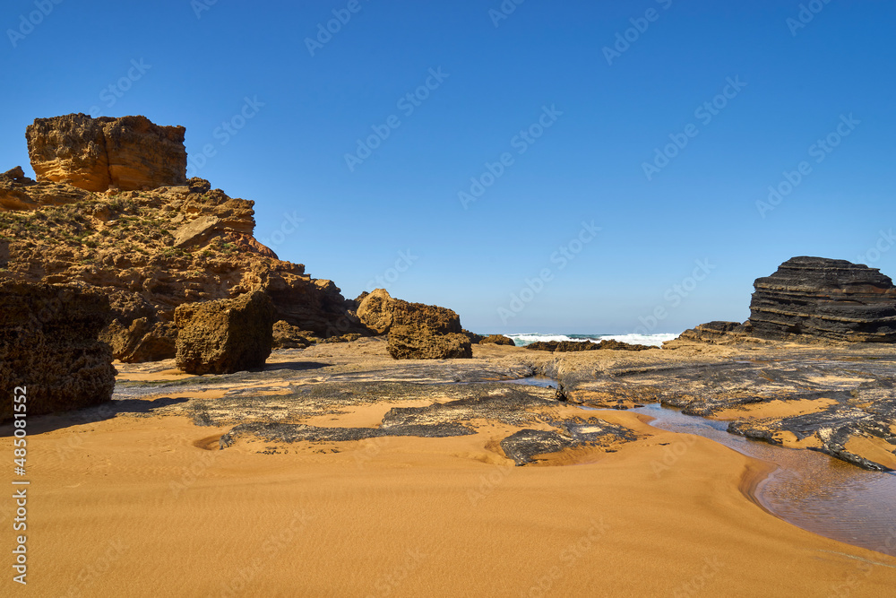 Praia da Cordoama und Praia do Castelejo am Atlantik in der Nähe von Vila do Bispo, Algarve, Distrikt Faro, Portugal, Europa

