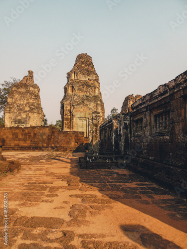 Obraz na płótnie Ruins of an ancient stone temple lost in the Cambodian jungle - Eastern Mebon of