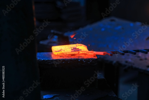 Foto The steel billet in high temperature forging is in a hardware tool factory