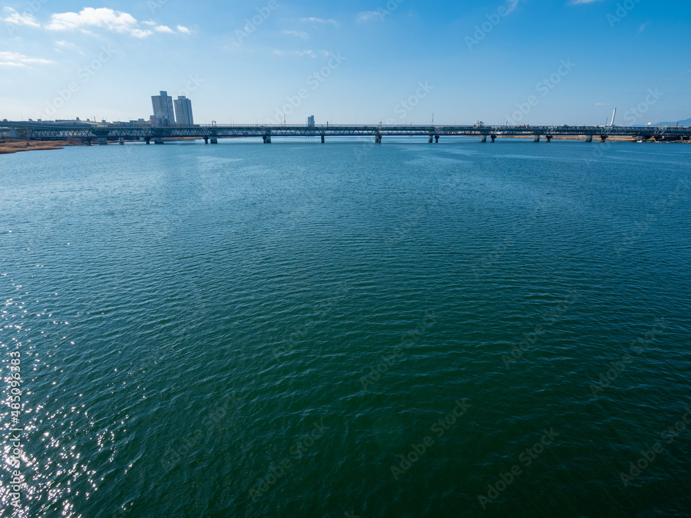 淀川大橋から望む淀川、日本、大阪、1月に撮影