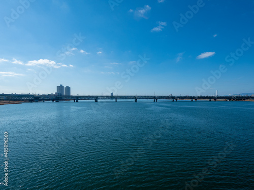 淀川大橋から望む淀川、日本、大阪、1月に撮影