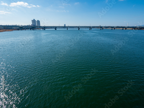 Obraz na płótnie 淀川大橋から望む淀川、日本、大阪、1月に撮影 w salonie