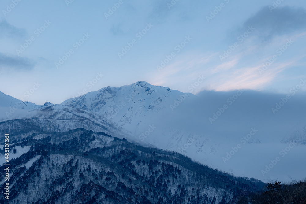 夕暮れの冬山