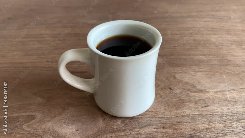 マグカップに入った熱いコーヒー マグカップに入った熱いコーヒー