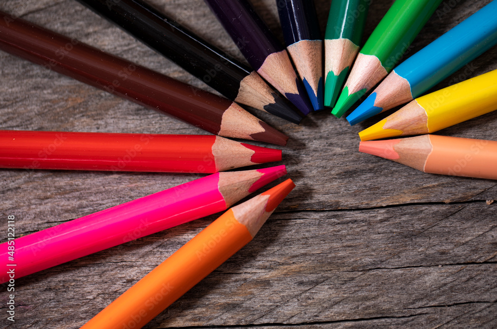 Naklejka premium pencils on wooden background. Back to school. 