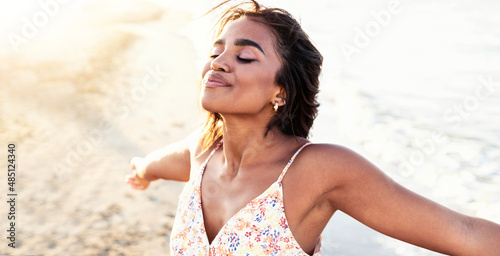 Canvastavla Free happy woman with open arms enjoying nature - Joyful black girl outdoors  br