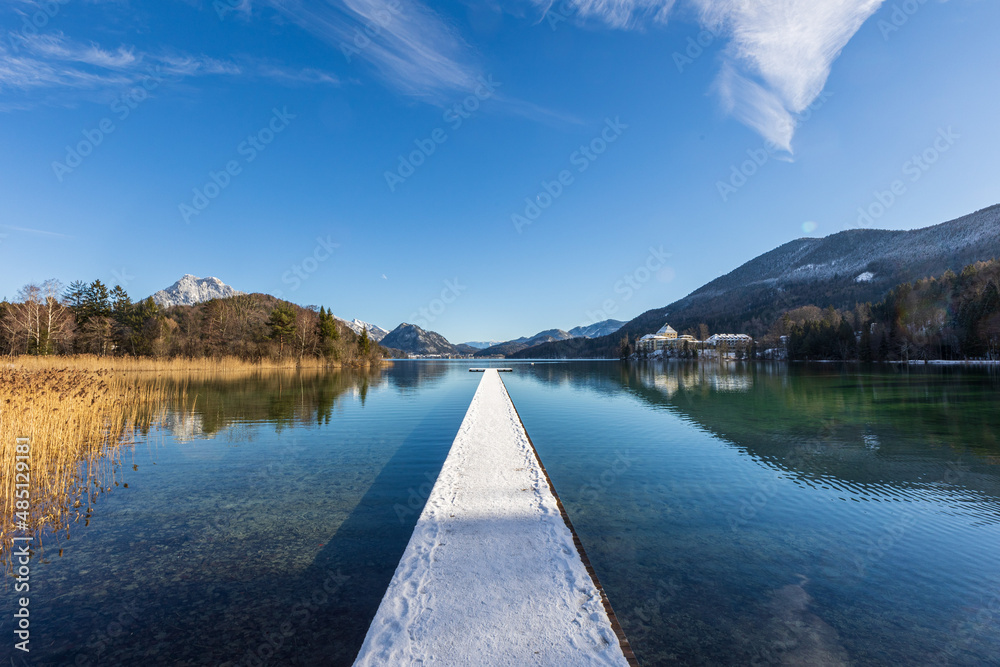 langer Steg im Gebirgssee, Österreich