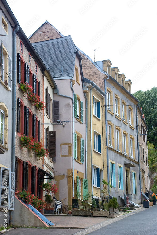Sierck-les-Bains, Frankreich, Hausfassaden in der mittelalterlichen Stadt