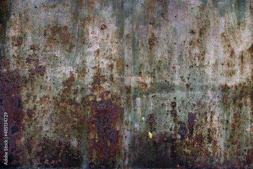 stalowa ściana z korozja jako tekstura na tło. skorodowany metal. © fotolowkey