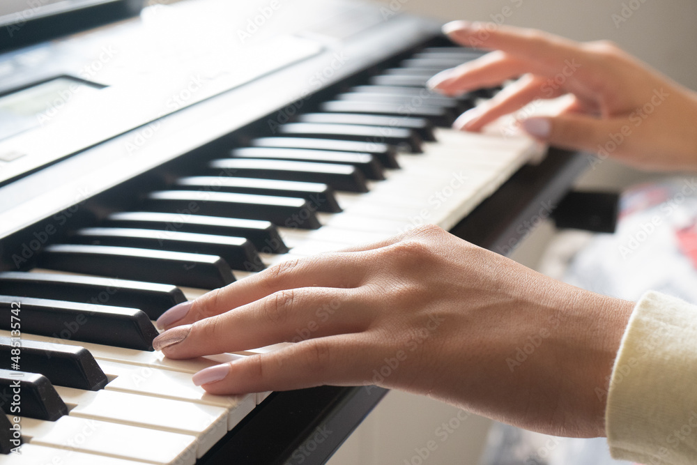 Fototapeta premium GIRL PLAYING PIANO