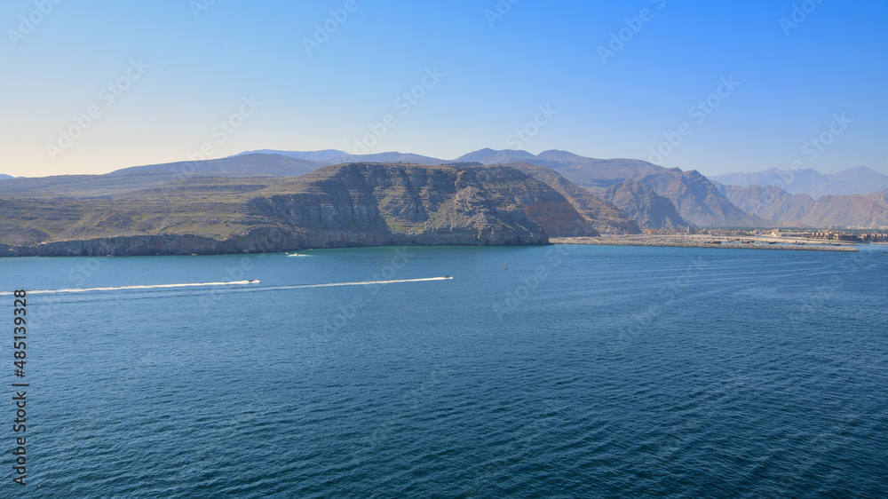 Boote im Meer vor Khasab im Oman