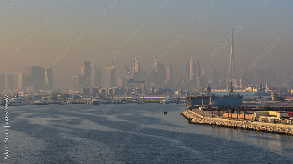 Einfahrt in den Hafen von Dubai im Morgendunst
