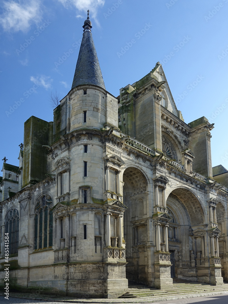 VilleneuvesurYonne L’église NotreDame de l’Assomption Derrière
