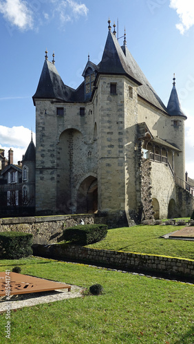 Villeneuve-sur-Yonne - La porte de Sens - Édifiée vers 1200 sur la commande du roi Philippe Auguste, cette porte constitue un exceptionnel témoignage des fortifications de ce temps. photo