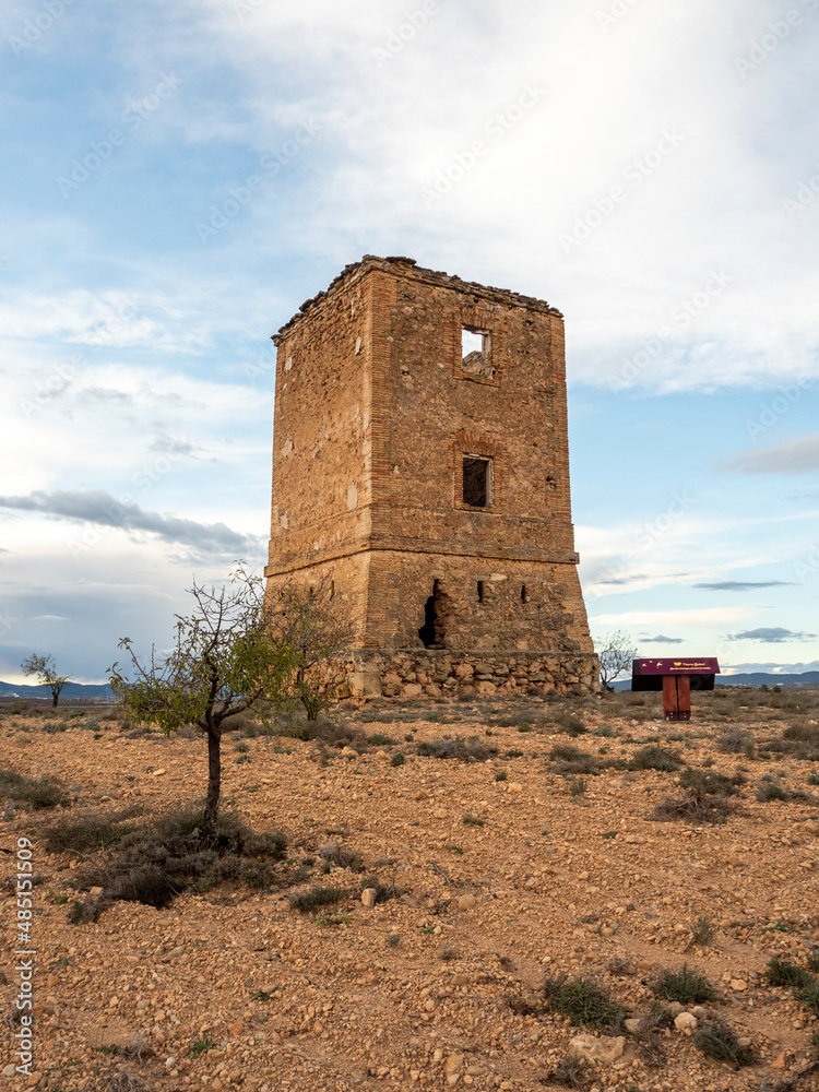 torre del telegrafo abandonada en medio de un campo de almendros