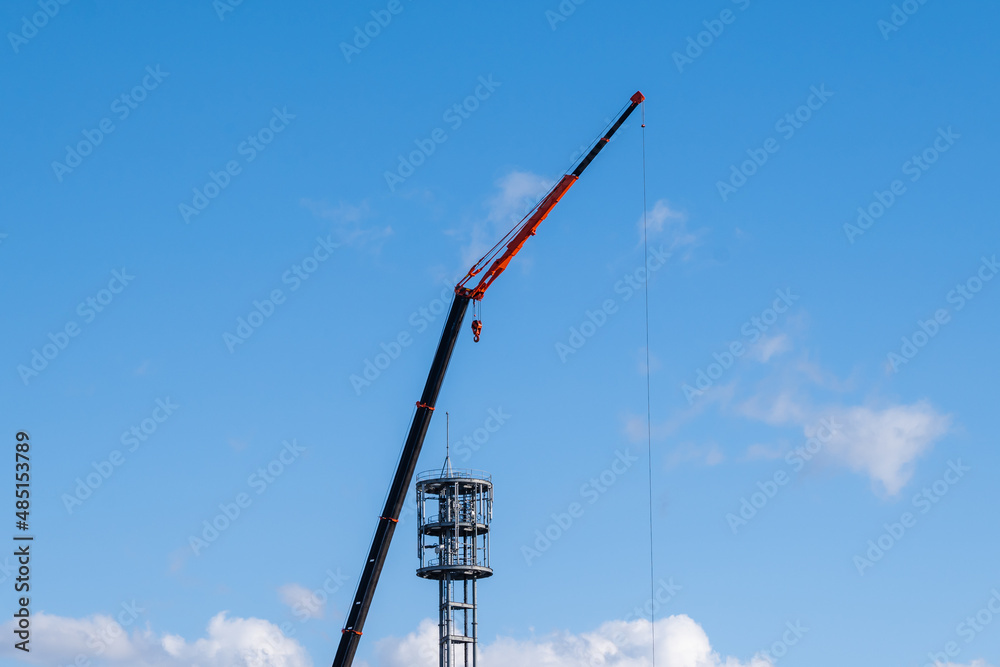 Obraz premium クレーンと青空と電波塔