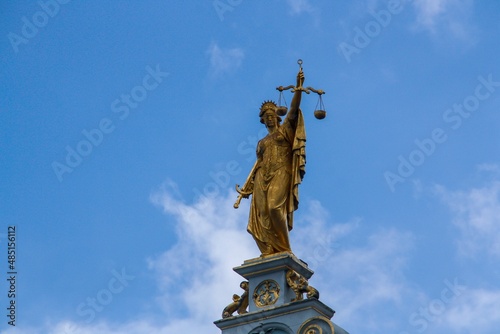 Estatua de la Se  ora Justicia en la parte superior del Palacio de la Libertad ubicado en la Plaza Burg de Brujas  B  lgica. Personificaci  n aleg  rica de la fuerza moral en los sistemas judiciales.