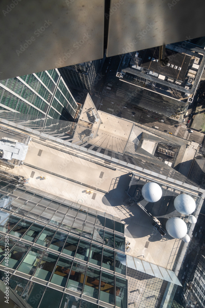 Fototapeta premium aerial view through a glass balcony, New York city