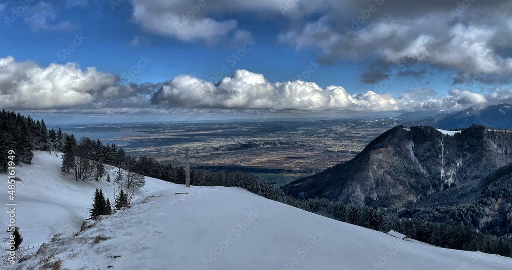Gipfelkreuz mit Aussicht im Winter am Erlbergkopf, Chiemgau, Bayern, Deutschland, Alpen
