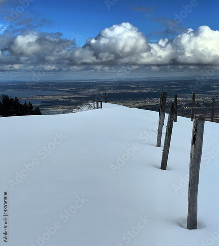 Fototapeta Naklejka Na Ścianę i Meble -  Unberührter Schnee am Gipfel des Erlbergkopf mit Aussicht in den Chiemgau, Bayern, Alpen, Deutschland