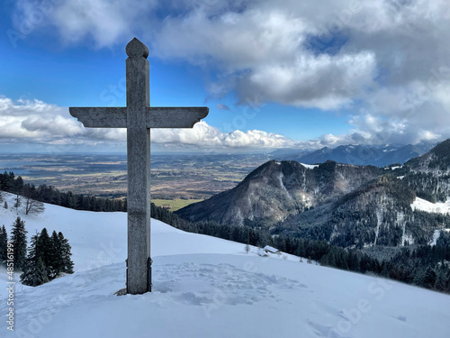 Gipfelkreuz mit Aussicht im Winter am Erlbergkopf, Chiemgau, Bayern, Deutschland, Alpen photo