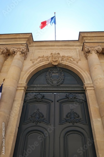 Porte d'entrée de l'hôtel de Matignon, palais de résidence officielle du Premier Ministre français, rue de Varenne à Paris, surmonté d'un drapeau français (France) © Florence Piot