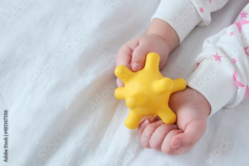In the hands of a baby, the balloon looks like a coronavirus virus. The risk of infection in children
