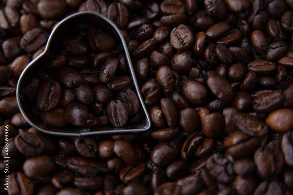 Obraz premium Freshly roasted and flavored coffee beans