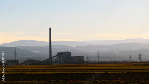 aufgelassenes Kohlekraftwerk in mitten von Feldern
 photo