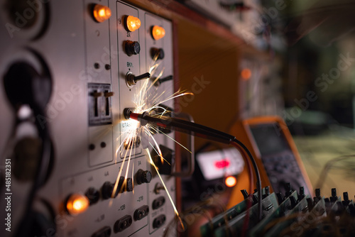 Obraz na plátně Electronic sparks scatter quickly and sharply from a short circuit on technologi