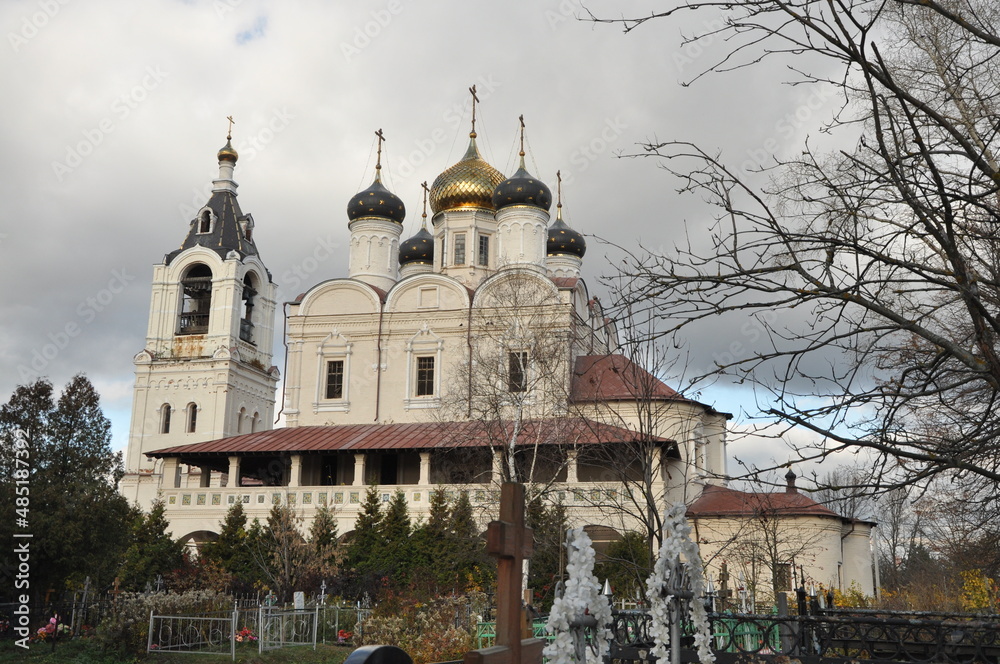Obraz premium Krasnokholmskaya Novo-Solovetskaya Marchugovskaya Desert is a monastery on the banks of the Moskva River in the village of Faustovo in the Voskresensky district of the Moscow Region, which has been as