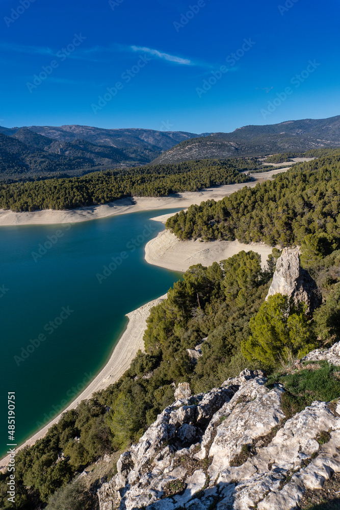 el pantano con poca agua con cielo azul el pantano con poca agua con cielo azul