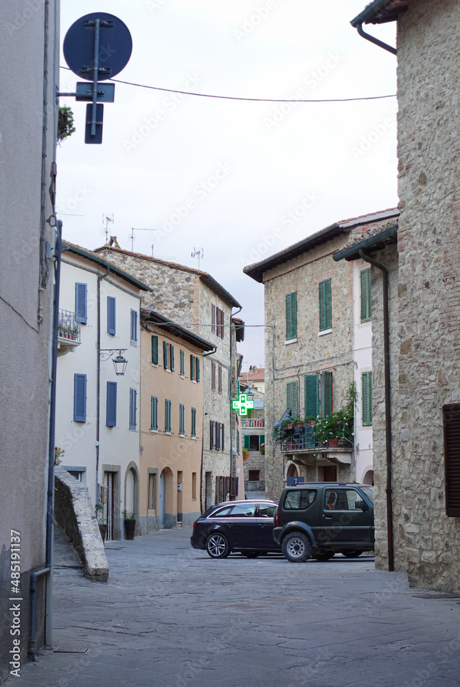 Toskanische Dorfstraße mit Apotheke