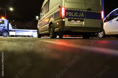 Ambulans wypadkowy radiowóz ruchu drogowego podczas pomocy podczas wypadku drogowego wieczorem.