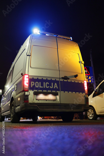 Ambulans wypadkowy radiowóz ruchu drogowego policji podczas pomocy podczas wypadku drogowego wieczorem.