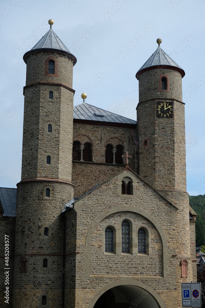 FU 2020-08-30 BadME 359 Alte Kirche aus Stein mit Turmuhr