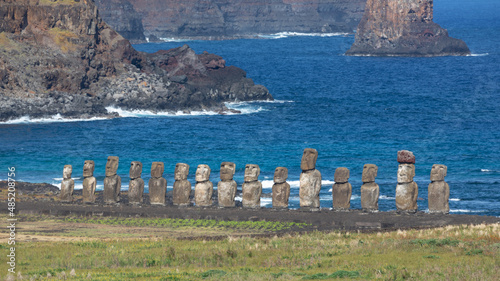 15 Moais von Ahu Tongariki sowie dem blauen Pazifik und die Berglandschaft auf der Osterinsel Rapa Nui. photo