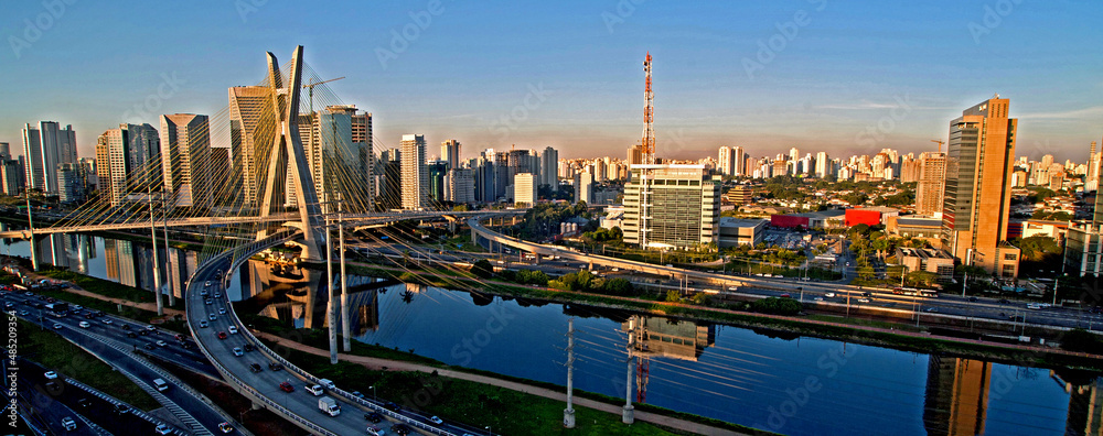 Fototapeta premium Ponte estaiada na marginal Pinheiros. Sao Paulo.